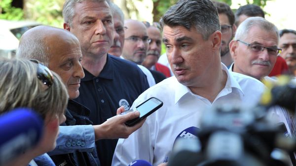 Croatian Prime Minister Zoran Milanovic (R) gives a media statement as he visits Beli Manastir refugee transit center in North-Estern Croatia, on September 19, 2015 - Sputnik International