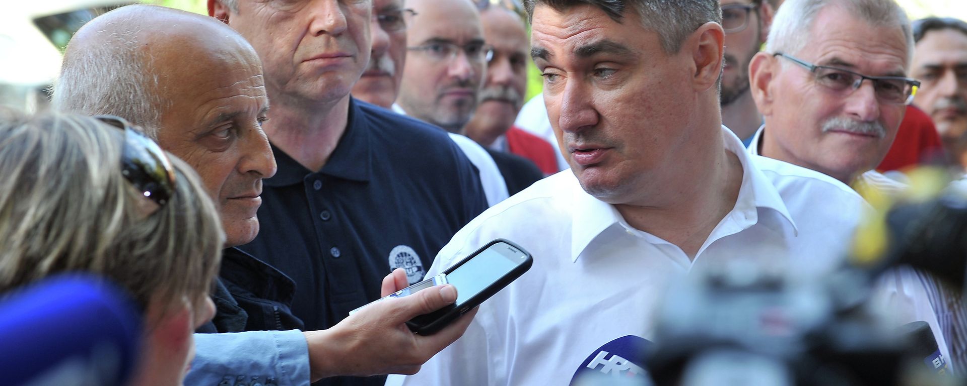Croatian Prime Minister Zoran Milanovic (R) gives a media statement as he visits Beli Manastir refugee transit center in North-Estern Croatia, on September 19, 2015 Croatian Prime Minister Zoran Milanovic (R) gives a media statement as he visits Beli Manastir refugee transit center in North-Estern Croatia, on September 19, 2015 - Sputnik International, 1920, 31.01.2023