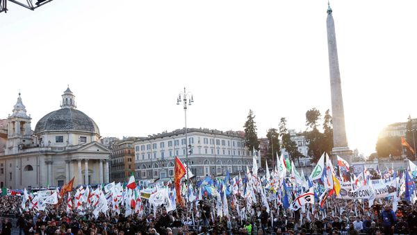 Italian Lega Nord (Northern League) protesters crowd Piazza del Popolo, a vast square in central Rome, during a rally to demand the Italian government keep out immigrants, Saturday, Feb. 28, 2015 Italian Lega Nord (Northern League) protesters crowd Piazza del Popolo, a vast square in central Rome, during a rally to demand the Italian government keep out immigrants, Saturday, Feb. 28, 2015 - Sputnik International