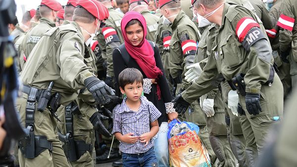 A migrant family is directed by Austrian soldiers at the Hungarian-Austrian border in Szentgotthard, Hungary, as thousands of migrants wait for their departure to Germany on September 19, 2015 - Sputnik International