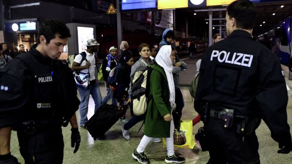Syrian refugees and migrants are escorted to be registred by German police officers upon arrival from Austria at the Munich's main train station late September 3, 2015. Syrian refugees and migrants are escorted to be registred by German police officers upon arrival from Austria at the Munich's main train station late September 3, 2015. - Sputnik International
