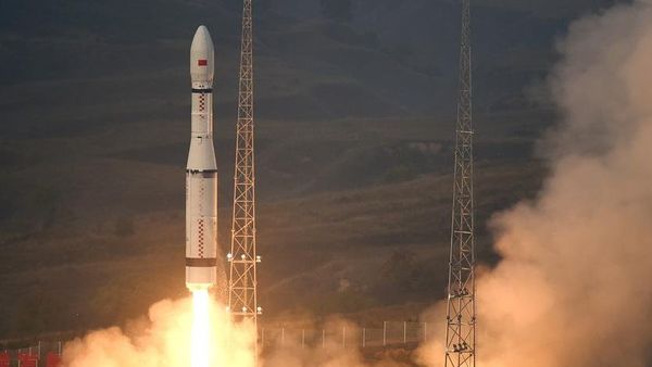China launches new model of carrier rocket Long March-6, carries 20 micro-satellites - Sputnik International