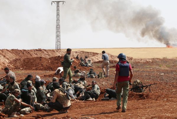An unidentified photographer stands next to rebel fighters from Jaysh al-Islam (Army of Islam) holding a position behind a sand barrier on August 25, 2015, on the frontline in the Bashkoy area, on the northern outskirts of Aleppo, where opposition fighters are battling Syrian pro-government forces An unidentified photographer stands next to rebel fighters from Jaysh al-Islam (Army of Islam) holding a position behind a sand barrier on August 25, 2015, on the frontline in the Bashkoy area, on the northern outskirts of Aleppo, where opposition fighters are battling Syrian pro-government forces - Sputnik International