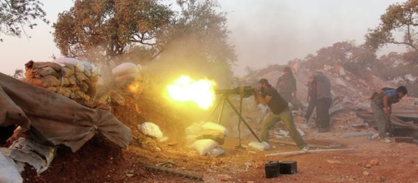 A rebel fighter fires heavy artillery during clashes with government forces and pro-regime shabiha militiamen in the outskirts of Syria's northwestern Idlib province on September 18, 2015 - Sputnik International