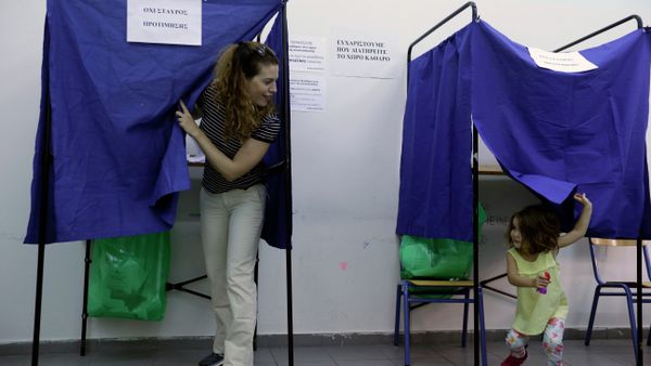 A woman casts her vote as her three-year old daughter plays in an election booth at a polling station in Athens, Sunday, Sept. 20, 2015 - Sputnik International