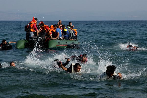 Migrant whose boat stalled at sea while crossing from Turkey to Greece swim to approach the shore of the island of Lesbos, Greece, on Sunday, Sept. 20, 2015. Migrant whose boat stalled at sea while crossing from Turkey to Greece swim to approach the shore of the island of Lesbos, Greece, on Sunday, Sept. 20, 2015. - Sputnik International