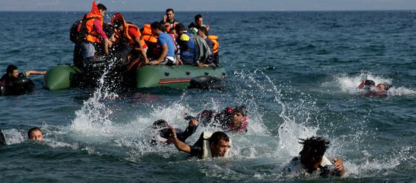 Migrant whose boat stalled at sea while crossing from Turkey to Greece swim to approach the shore of the island of Lesbos, Greece, on Sunday, Sept. 20, 2015 - Sputnik International