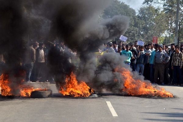Activists of the Assam Tea Tribes Student Association (ATTSA) block the NH-52 road with burning tyres during a protest against the attacks on villagers by militants from the outlawed National Democratic Front of Bodoland (NDFB) in four locations, at Baghmari in the Sonitpur district of northeastern Assam state on December 24, 2014 - Sputnik International