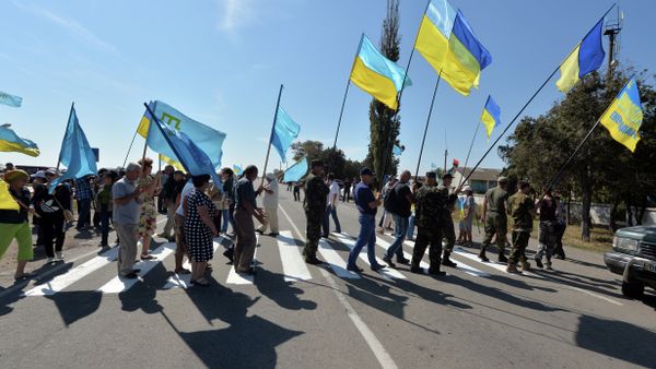 Activists block a road near the border crossing point of Chonhar on September 20, 2015 - Sputnik International