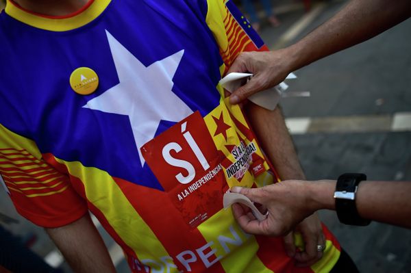 A pro-independence Basque puts a sticker on a T-shirt which reads, ''Yes for the Independence'', during a march to support the pro-independence Catalonia movement, in Pamplona, northern Spain, Saturday, Sept. 11, 2015 A pro-independence Basque puts a sticker on a T-shirt which reads, ''Yes for the Independence'', during a march to support the pro-independence Catalonia movement, in Pamplona, northern Spain, Saturday, Sept. 11, 2015 - Sputnik International