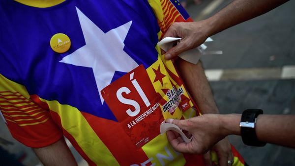 A pro-independence Basque puts a sticker on a T-shirt which reads, ''Yes for the Independence'', during a march to support the pro-independence Catalonia movement, in Pamplona, northern Spain, Saturday, Sept. 11, 2015 A pro-independence Basque puts a sticker on a T-shirt which reads, ''Yes for the Independence'', during a march to support the pro-independence Catalonia movement, in Pamplona, northern Spain, Saturday, Sept. 11, 2015 - Sputnik International
