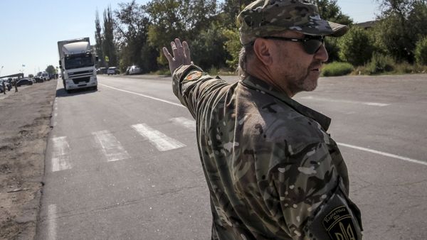An activist stops a lorry near the village of Chongar, in the Kherson region adjacent to Crimea, Ukraine, September 20, 2015 An activist stops a lorry near the village of Chongar, in the Kherson region adjacent to Crimea, Ukraine, September 20, 2015 - Sputnik International