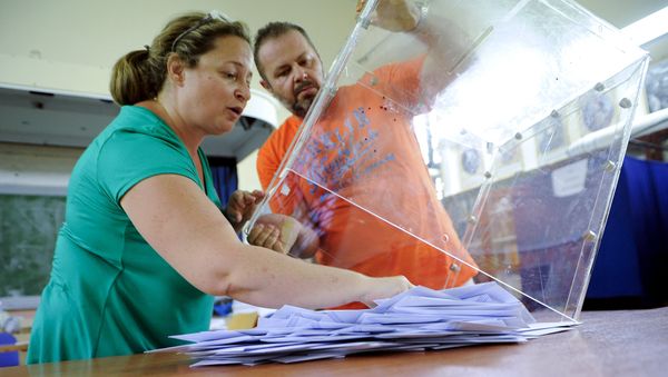 Election workers empty a ballot box at a polling station after polls closed in a general election in Athens, Greece, September 20, 2015 - Sputnik International