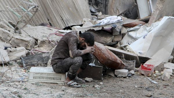 A man amidt damage in the al-Katerji district in Aleppo September 20, 2015 - Sputnik International