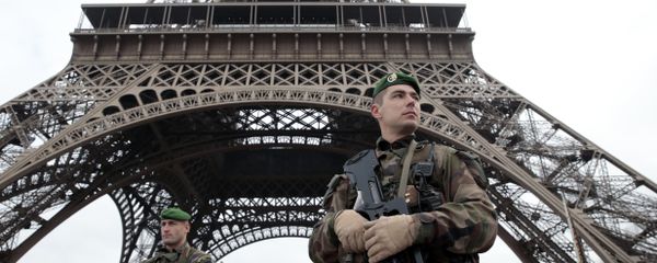 French soldiers patrol in front of the Eiffel Tower on January 7, 2015 in Paris as the capital was placed under the highest alert status after heavily armed gunmen shouting Islamist slogans stormed French satirical newspaper Charlie Hebdo and shot dead at least 12 people in the deadliest attack in France in four decades - Sputnik International