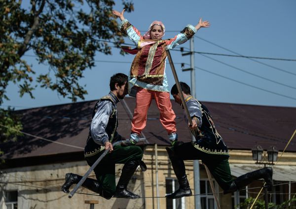 Festival participants offering viewers daring highwire performance on Freedom Square, central Derbent. - Sputnik International