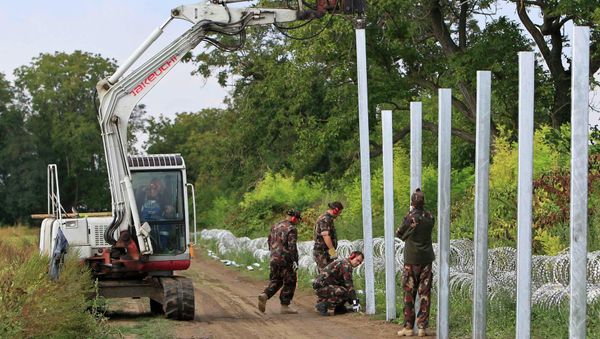 Soldiers build a barbed wire fence at the Hungary-Croatia border near Sarok, Hungary, September 20, 2015. - Sputnik International