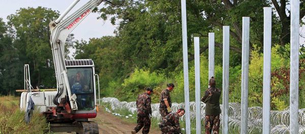 Soldiers build a barbed wire fence at the Hungary-Croatia border near Sarok, Hungary, September 20, 2015. Soldiers build a barbed wire fence at the Hungary-Croatia border near Sarok, Hungary, September 20, 2015. - Sputnik International