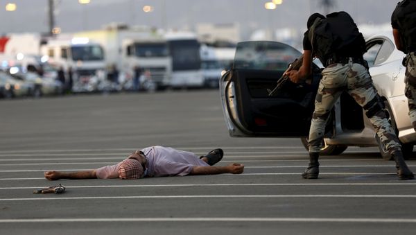 A member of Saudi security forces is seen during a mock encounter scene during a military parade in preparation for the annual Haj pilgrimage in the holy city of Mecca September 17, 2015 - Sputnik International