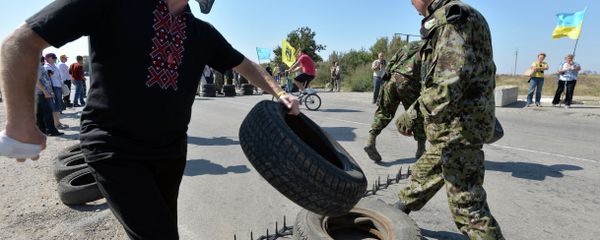 Militants and servicemen block the road with tyres at the checkpoint between Ukraine and Crimea, in Chongar, on September 20, 2015 Militants and servicemen block the road with tyres at the checkpoint between Ukraine and Crimea, in Chongar, on September 20, 2015 - Sputnik International