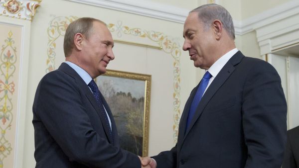 Russian President Vladimir Putin (L) shake hands with Israeli Prime Minister Benjamin Netanyahu during a meeting at the Novo-Ogaryovo residence, outside Moscow, on September 21, 2015 Russian President Vladimir Putin (L) shake hands with Israeli Prime Minister Benjamin Netanyahu during a meeting at the Novo-Ogaryovo residence, outside Moscow, on September 21, 2015 - Sputnik International