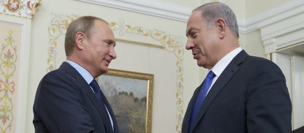 Russian President Vladimir Putin (L) shake hands with Israeli Prime Minister Benjamin Netanyahu during a meeting at the Novo-Ogaryovo residence, outside Moscow, on September 21, 2015 Russian President Vladimir Putin (L) shake hands with Israeli Prime Minister Benjamin Netanyahu during a meeting at the Novo-Ogaryovo residence, outside Moscow, on September 21, 2015 - Sputnik International