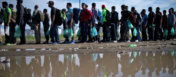 Migrants and refugees queue at a camp to register after crossing the Greek-Macedonian border near the town of Gevgelija on September 21, 2015 Migrants and refugees queue at a camp to register after crossing the Greek-Macedonian border near the town of Gevgelija on September 21, 2015 - Sputnik International