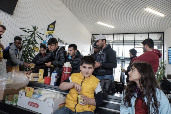 Refugees receive food upon arrival at the Tornio-Haaparanta bus station in Sweden after crossing the Finnish border on September 14, 2015 Refugees receive food upon arrival at the Tornio-Haaparanta bus station in Sweden after crossing the Finnish border on September 14, 2015 - Sputnik International