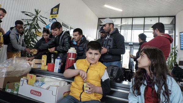 Refugees receive food upon arrival at the Tornio-Haaparanta bus station in Sweden after crossing the Finnish border on September 14, 2015 Refugees receive food upon arrival at the Tornio-Haaparanta bus station in Sweden after crossing the Finnish border on September 14, 2015 - Sputnik International