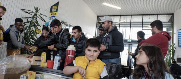 Refugees receive food upon arrival at the Tornio-Haaparanta bus station in Sweden after crossing the Finnish border on September 14, 2015 Refugees receive food upon arrival at the Tornio-Haaparanta bus station in Sweden after crossing the Finnish border on September 14, 2015 - Sputnik International