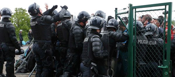 Police try to stop migrants pushing to enter a bus at the Croatia-Slovenia border crossing at Bregana, Croatia, September 20, 2015 Police try to stop migrants pushing to enter a bus at the Croatia-Slovenia border crossing at Bregana, Croatia, September 20, 2015 - Sputnik International