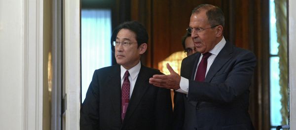 Russian Foreign Minister Sergey Lavrov meets with his Japanese counterpart Fumio Kishida - Sputnik International