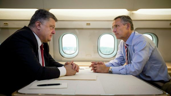 Ukrainian President Petro Poroshenko, left, and NATO Secretary General Jens Stoltenberg talk in a helicopter on the way to a military training ground outside Lviv, western Ukraine, Monday, Sept. 21, 2015 Ukrainian President Petro Poroshenko, left, and NATO Secretary General Jens Stoltenberg talk in a helicopter on the way to a military training ground outside Lviv, western Ukraine, Monday, Sept. 21, 2015 - Sputnik International