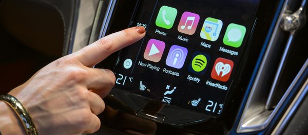 A visitor presses the new Apple's CarPlay touch-screen commands inside the Volvo Estate concept car displayed at the Swedish carmaker during the press day of the Geneva Motor Show in Geneva, on March 4, 2014. - Sputnik International