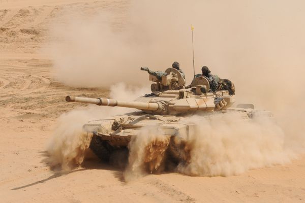 An Indian Army T-90 battle tank kicks up dust during the Shoor Veer military exercise near Hanumangarh, located near the India-Pakistan border, 2012. - Sputnik International
