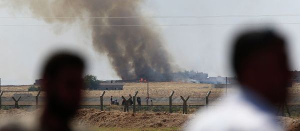 People watch as smoke from a US-led airstrike rises over the outskirts of Tal Abyad, Syria. - Sputnik International
