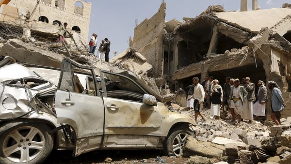 People gather at the site of a Saudi-led air strike in Yemen's capital Sanaa September 21, 2015 - Sputnik International