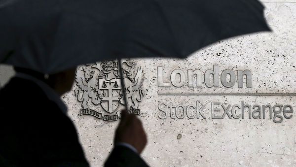A man shelters under an umbrella as he walks past the London Stock Exchange in London, Britain, in this August 24, 2015 file photo A man shelters under an umbrella as he walks past the London Stock Exchange in London, Britain, in this August 24, 2015 file photo - Sputnik International