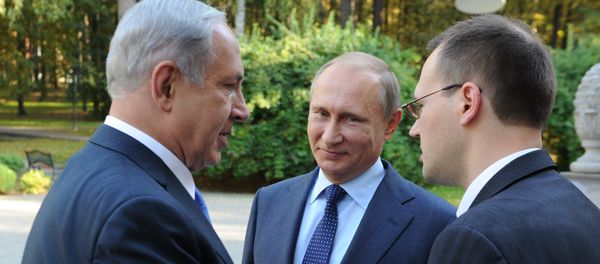 Russian President Vladimir Putin, center, listens to Israeli Prime Minister Benjamin Netanyahu, left, during their meeting in Novo-Ogaryovo residence just outside Moscow, Russia, on Monday, Sept. 21, 2015 - Sputnik International