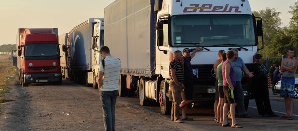 Truck drivers gather next to their trucks, near to border crossing point at Kalanchak, on September 20, 2015 - Sputnik International