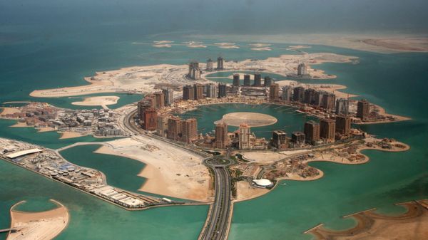An aerial view shows the pearl Qatar project in Doha, Qatar, Thursday, April 8, 2010 - Sputnik International