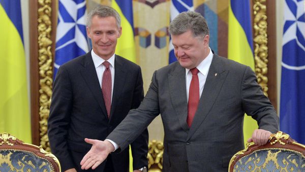 Ukrainian President Petro Poroshenko (R) welcomes NATO's General Secretary Jens Stoltenberg (L) during the National Security and Defense Council in Kiev on September 22, 2015 Ukrainian President Petro Poroshenko (R) welcomes NATO's General Secretary Jens Stoltenberg (L) during the National Security and Defense Council in Kiev on September 22, 2015 - Sputnik International