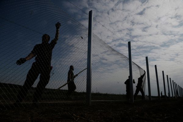 Hungarian soldiers work on a fence that is being built at the border with Croatia, near the village of Beremend, Hungary, Tuesday, Sept. 22, 2015 Hungarian soldiers work on a fence that is being built at the border with Croatia, near the village of Beremend, Hungary, Tuesday, Sept. 22, 2015 - Sputnik International