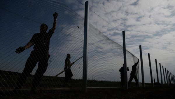 Hungarian soldiers work on a fence that is being built at the border with Croatia, near the village of Beremend, Hungary, Tuesday, Sept. 22, 2015 - Sputnik International