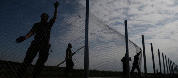Hungarian soldiers work on a fence that is being built at the border with Croatia, near the village of Beremend, Hungary, Tuesday, Sept. 22, 2015 Hungarian soldiers work on a fence that is being built at the border with Croatia, near the village of Beremend, Hungary, Tuesday, Sept. 22, 2015 - Sputnik International