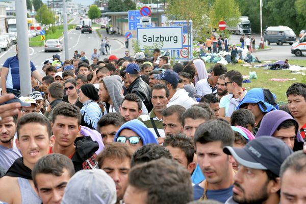 Refugees wait on a bridge after police stopped them at the border between Austria and Germany in Salzburg, Austria, Thursday, Sept. 17, 2015. Refugees wait on a bridge after police stopped them at the border between Austria and Germany in Salzburg, Austria, Thursday, Sept. 17, 2015. - Sputnik International