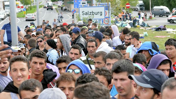 Refugees wait on a bridge after police stopped them at the border between Austria and Germany in Salzburg, Austria, Thursday, Sept. 17, 2015. - Sputnik International
