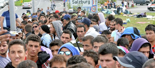 Refugees wait on a bridge after police stopped them at the border between Austria and Germany in Salzburg, Austria, Thursday, Sept. 17, 2015. Refugees wait on a bridge after police stopped them at the border between Austria and Germany in Salzburg, Austria, Thursday, Sept. 17, 2015. - Sputnik International