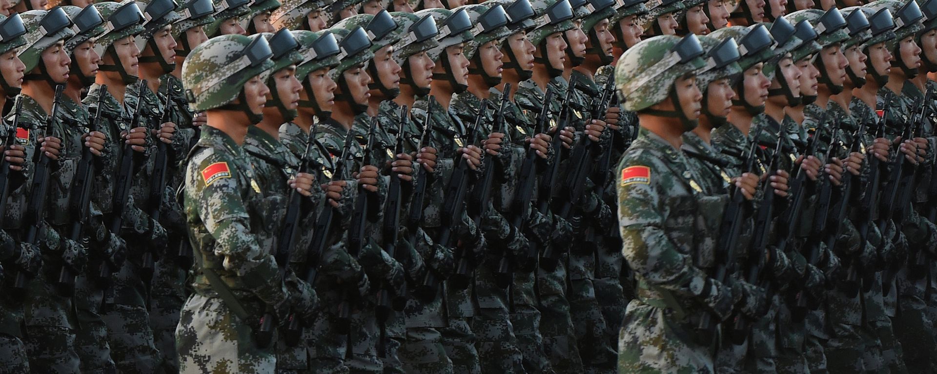 Chinese soldiers conduct a practice at dawn ahead of a military parade later in the morning at Tiananmen Square in Beijing on September 3, 2015, to mark the 70th anniversary of victory over Japan and the end of World War II - Sputnik International, 1920, 02.12.2021