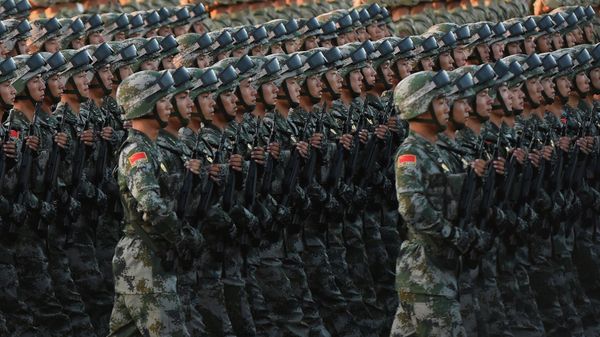 Chinese soldiers conduct a practice at dawn ahead of a military parade later in the morning at Tiananmen Square in Beijing on September 3, 2015, to mark the 70th anniversary of victory over Japan and the end of World War II - Sputnik International